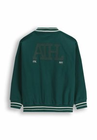 Zielona bawełniana kurtka z wysokim kołnierzem, prążkowanymi mankietami i pasem. Z tyłu znajduje się wyraźne logo "ATHL" z mniejszymi akcentami tekstowymi.