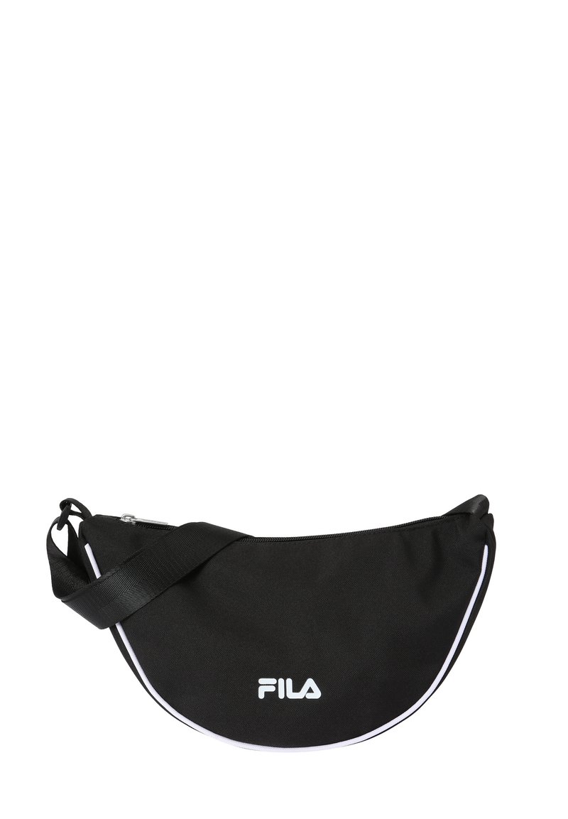 Zwarte FILA halfmaansvormige crossbodytas met witte bies, verstelbare band en ritssluiting.