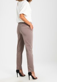 Esprit Collection Spodnie materiałowe
