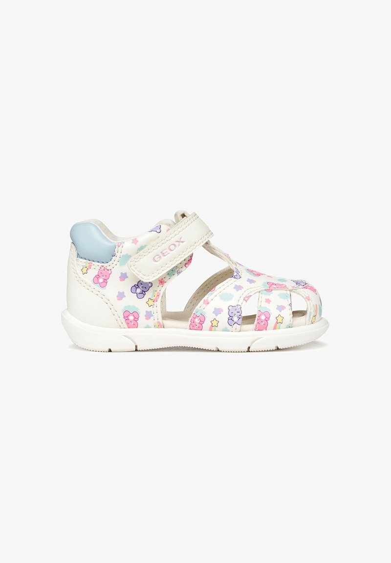 Sandale blanche pour tout-petit avec des motifs d'oursons et d'étoiles en rose, violet et bleu, bout ouvert, fermeture velcro, et un coussin de talon bleu clair.
