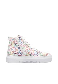 Des baskets montantes avec un motif de cœurs colorés sur une toile blanche, dotées d'une semelle en caoutchouc blanche et d'un design à lacets, incluant un détail de fermeture éclair sur le côté.