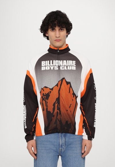 Jachetă cu guler înalt, de culoare neagră, portocalie și albă, având grafica muntelui și textul "Billionaire Boys Club" scris cu litere mari.