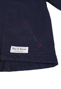 Granatowa kurtka z bawełny, z boczną kieszenią, akcentami w czerwonym stichu i metką z logo "Band of Rascals".