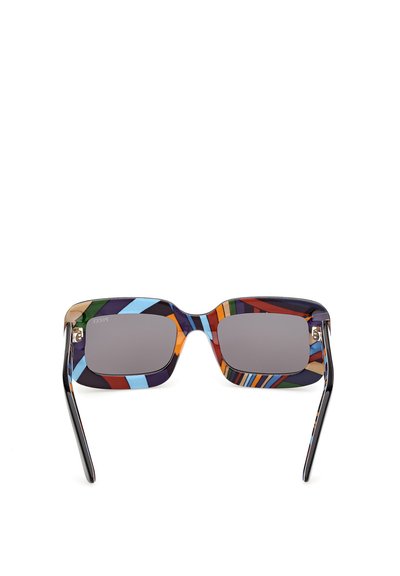 Gafas de sol rectangulares con lentes oscuros y una montura a rayas multicolores en tonos rojo, azul, verde, naranja y negro.