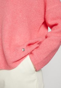 Mos Mosh THORA V-NECK - Džemperis - camellia rose