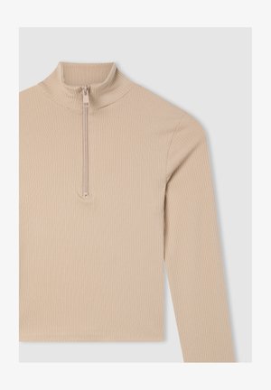 Beżowa, prążkowana bluzka z długim rękawem, z wysokim kołnierzem i półzamkiem przy szyi. Gładka faktura i dopasowany krój.