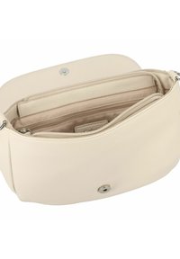 Bolso de mano de cuero beige claro con un acabado texturizado, que presenta un interior con cremallera y un cierre de botón a presión. Incluye múltiples compartimentos.