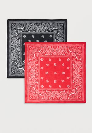 Due bandane quadrate sovrapposte, una nera e una rossa, entrambe con motivi paisley bianchi e la scritta "HUGO" al centro e agli angoli.