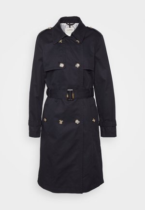 Schwarzer doppelt geknöpfter Trenchcoat mit Gürtel, Knopfdetails, Schulterklappen und langen Ärmeln auf hellem, einfarbigem Hintergrund.