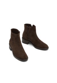 Une paire de bottines en daim marron foncé avec des zips latéraux, des talons bas carrés et des orteils arrondis sur un fond blanc.
