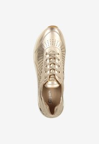 Guldskor med perforerat metallisk överdel, rund tå och snörning. Genomskinlig sula och synligt dämpningsdetalj inuti.