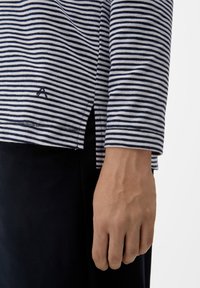 Langarmstreifenhemd aus navy- und weißen Baumwolle, mit einem seitlichen Schlitz, kontrastierenden Nähten und einem kleinen Logo nahe dem Saum.