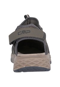 Grå sandal med en bagrem, tekstureret stofoverdel, en polstret sål og en mønstret gummisål for godt greb. Har et CMP-logo.
