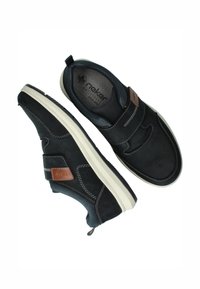 Zwarte suède schoenen met een contrasterende beige zool, elastische band over de bovenkant en geperforeerde accenten. Verstevigde hak voor ondersteuning.