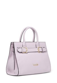 Licht paarse leren handtas met een gladde textuur, rechthoekige vorm, twee handvatten en details en accenten van goudkleurig metaal.