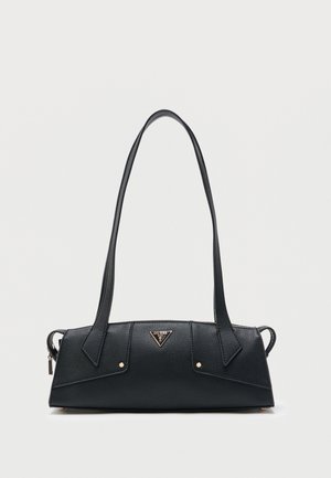 Sac à bandoulière en cuir noir avec longues lanières, fermeture éclair argentée et petit logo triangulaire Guess au centre avant.