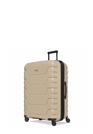 Beiger Hartschalenkoffer mit vier schwarzen Spinner-Rollen, ausziehbarem Griff, seitlichem Tragegriff und horizontalem strukturiertem Muster auf der Vorderseite.