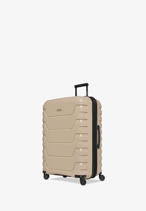 Beiger Hartschalenkoffer mit vier schwarzen Spinner-Rollen, ausziehbarem Griff, seitlichem Tragegriff und horizontalem strukturiertem Muster auf der Vorderseite.