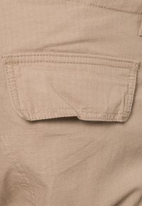 Urban Classics CAMOUFLAGE CARGO PANTS - Hlačami s stranskimi žepi - beige