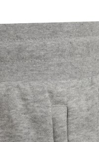 Grå sweatshirt tyg med en mjuk, strukturerad yta. Har en ribbad midja och en lös passform. Inga synliga mönster eller hårdvarudetaljer.