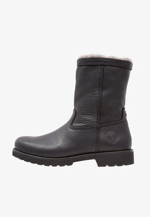 Bota de tornozelo em pele preta com acabamento texturizado, forro de pêlo falso branco na parte superior e sola de borracha robusta para durabilidade.