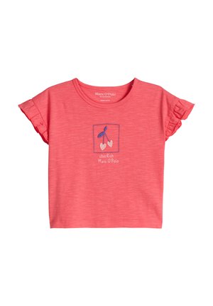 Różowy t-shirt dziewczęcy z krótkim rękawem i falbankami na rękawach, biało-niebieska haftowana wiśnia oraz tekst "cherish Marc O’Polo" na piersi.
