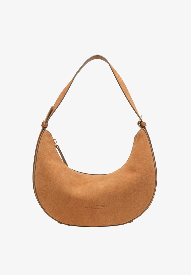 Sac hobo en suede beige avec une forme arrondie, une bandoulière en cuir brun lisse et un logo embossé discret à l'avant. Design minimaliste.