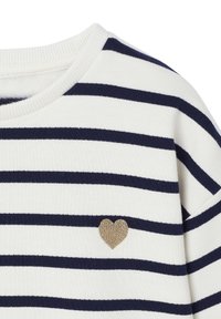 Gestreifter Pullover in Weiß und Marineblau, mit einem gerippten Rundhalsausschnitt und einer kleinen goldenen Herzstickerei auf der Vorderseite. Weiches Baumwollmaterial.