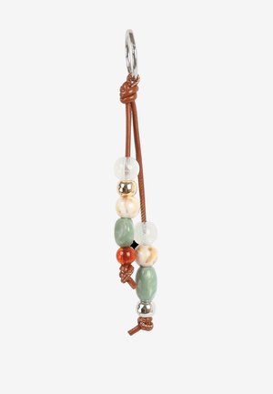 Porte-clés en boucle de cuir avec des perles multicolores comprenant transparentes, or, vert, orange et argent, fixées par des nœuds et un anneau métallique argenté.