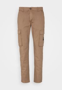 Pantalones cargo rectos marrones con cierre de botón, trabillas para cinturón y bolsillos con solapa en ambos muslos sobre un fondo blanco.