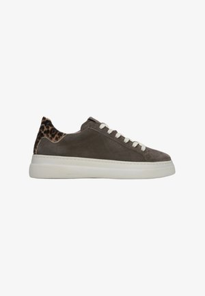 Szare zamszowe sneakersy z białą gumową podeszwą, kontrastującym akcentem w leopardzie na pięcie i kremowymi sznurówkami. Prosty, smukły design.