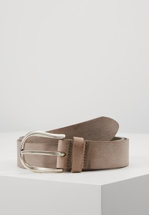 Ceinture en cuir marron clair enroulée sur une surface blanche, avec une boucle à ardillon en métal argenté et un passant simple.