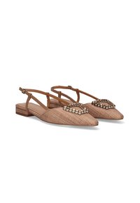 Bailarinas tipo slingback en tono tostado, hechas de material texturizado, con puntera afilada y adornadas con acentos tipo cristal en la parte frontal.