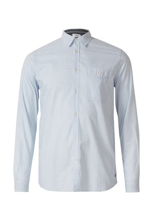 Jasnoniebieska koszula na długi rękaw, zapinana na guziki, z kołnierzykiem oraz pojedynczą kieszenią na piersi zapinaną na guzik.