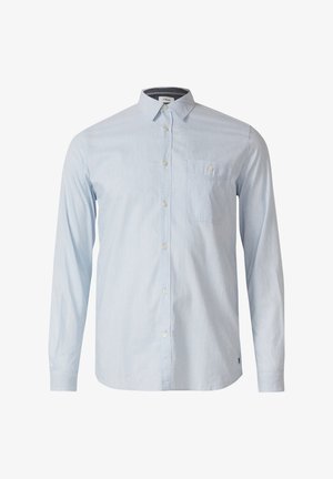 Hellblaues, langärmliges Hemd mit Knopfleiste, Kragen und einer einzelnen Brusttasche mit Knopfverschluss.