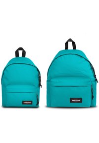 Zaini Eastpak turchesi di diverse dimensioni, con parte superiore arrotondata, tasche frontali con zip e tirazip neri. Texture del tessuto liscia, design minimalista.