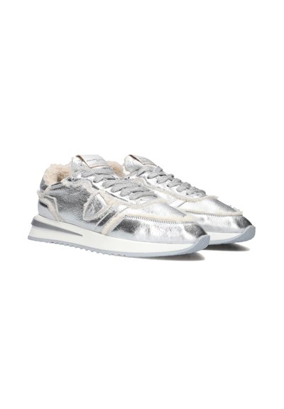 Zilveren metallic sneakers met nepbont voering, platte veters, een gevoerde zool en reliëfaccenten. Kenmerkt zich door een gestructureerde afwerking en een gepolsterde kraag.