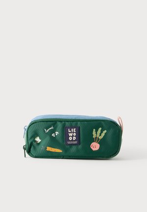Vihreä ja sininen suorakaiteen muotoinen penaali, jossa on painettuna vihanneksia ja etiketti, jossa lukee "LIEWOOD made for children loved by parents."