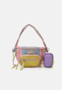 Gevlochten handtas in meerdere kleuren met een roze kettingband, voorzien van een gele voorkant vak en een klein paars zakje eraan bevestigd.