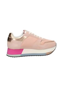 Sneaker rosa con dettagli metallici in oro rosa, lacci bianchi e una suola spessa multicolore con segmenti rosa, blu e beige.