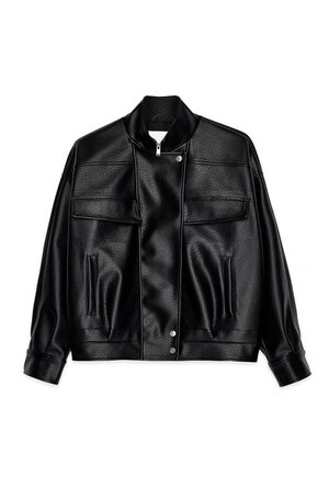 Zwarte nepleren jas met drukknoopsluiting, hoge kraag, twee borstflapzakken en twee verticale zijzakken.