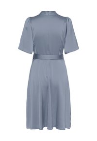 Helles blaues Kleid aus strukturiertem Stoff, mit kurzen Puffärmeln, tailliertem Oberteil und ausgestellt Rock. Verfügt über eine taillierte Gürtelschließe. Rückansicht dargestellt.