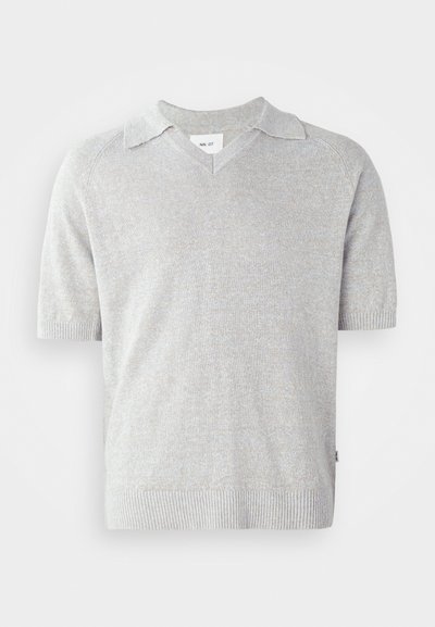 Polo en tricot gris à manches courtes avec un col en V, présentant une texture subtile et un ourlet et des manches côtelés. Étiquette de marque visible à l'intérieur.