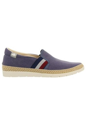 Zapatilla de lona púrpura sin cordones con plantilla de yute trenzado, que presenta un acento de banda elástica en navy y rojo, y un pequeño parche con logo en el talón.