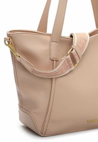 Beżowa torba typu tote ze skóry o teksturowanym wykończeniu, z usztywnionym kształtem, złotymi elementami oraz wzorzystym paskiem na ramię.