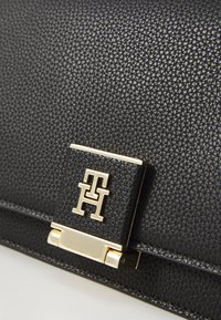 Tommy Hilfiger CROSSOVER - Borsa a mano - black