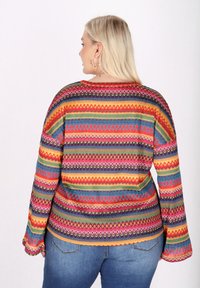 Bunt gestreiftes Langarmoberteil mit auffälligen Zickzack- und Blumenmustern. Aus leichtem Stoff gefertigt, mit ausstellenden Ärmeln, runder Halslinie und entspannter Passform.