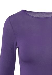 Top viola a maniche lunghe con scollatura tonda. Realizzato in un materiale leggero e liscio, presenta una silhouette aderente e una consistenza morbida.