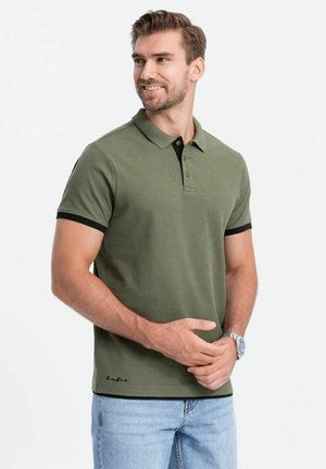 Olivengrøn polo shirt med sort krave og manchetter, med en tre-knaps lukning og et diskret logo ved kanten.
