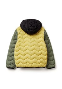 Giubbotto invernale imbottito con motivo a trapunta, caratterizzato da un corpo giallo, maniche verdi e cappuccio nero. Il design include un motivo a zigzag e polsini elasticizzati.